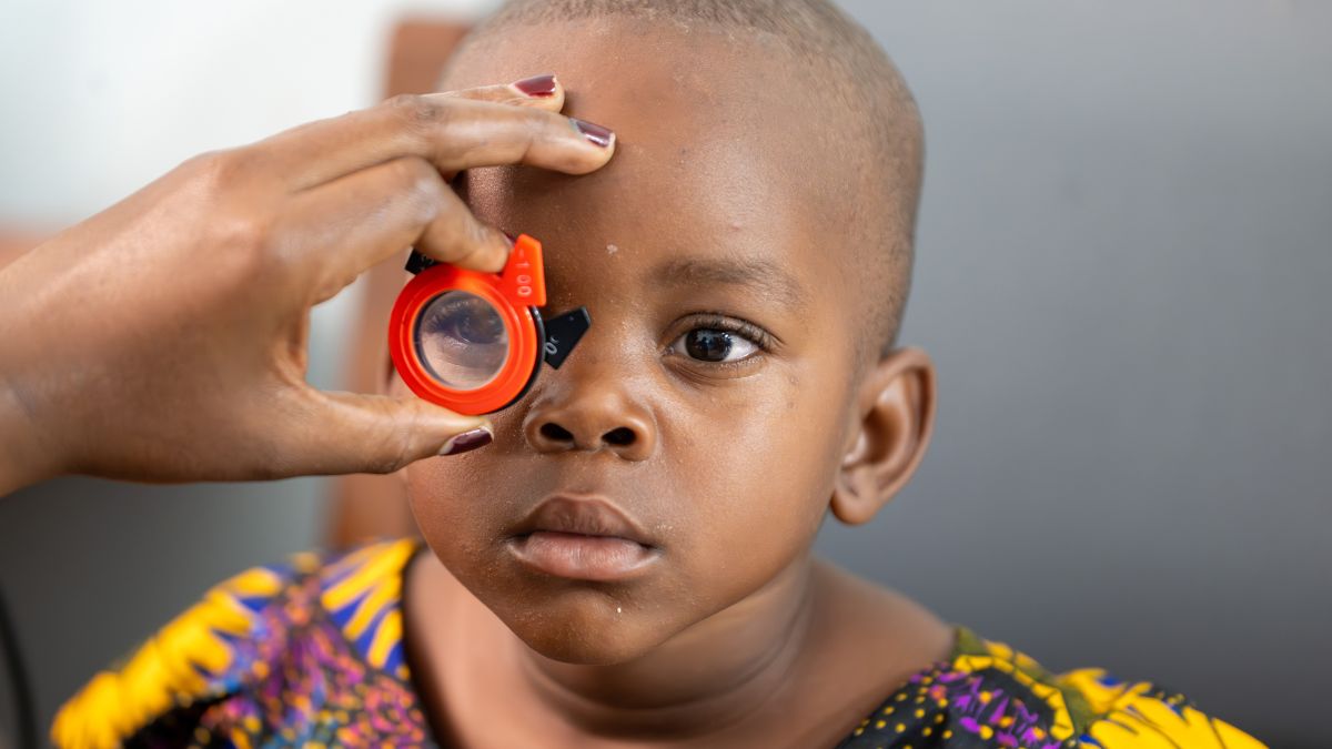 Sehstärkebestimmung bei einem Mädchen