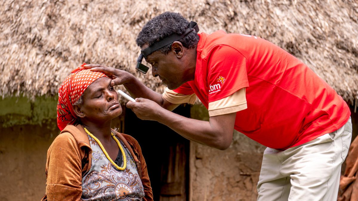 Augenkrankenpfleger Gezachew untersucht Mekiya. Die Frau aus Äthiopien leidet unter Trachom und wurde operiert. 