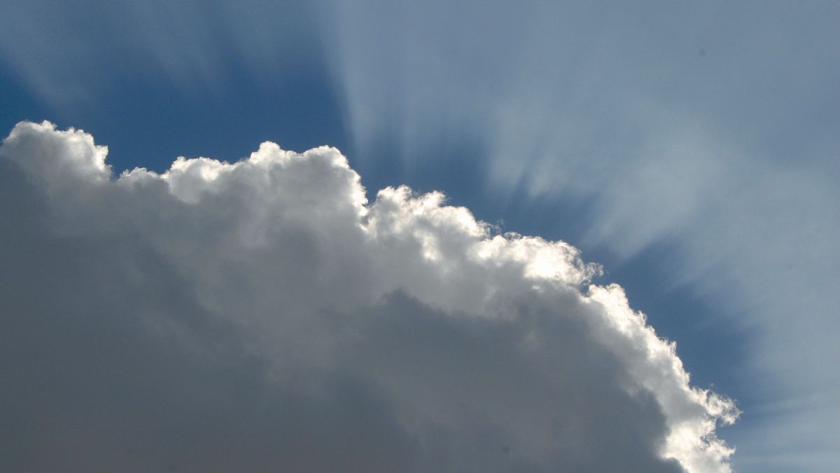 Wolke vor blauem Himmel
