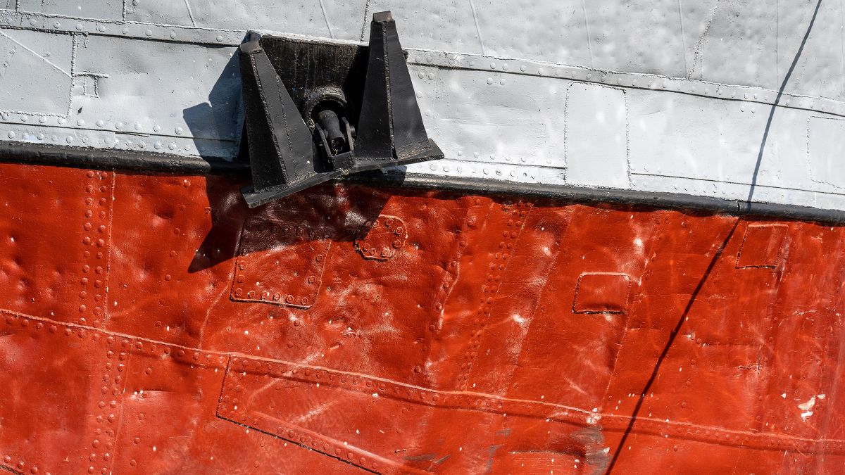 Ein Anker an einem Schiffsbug.
