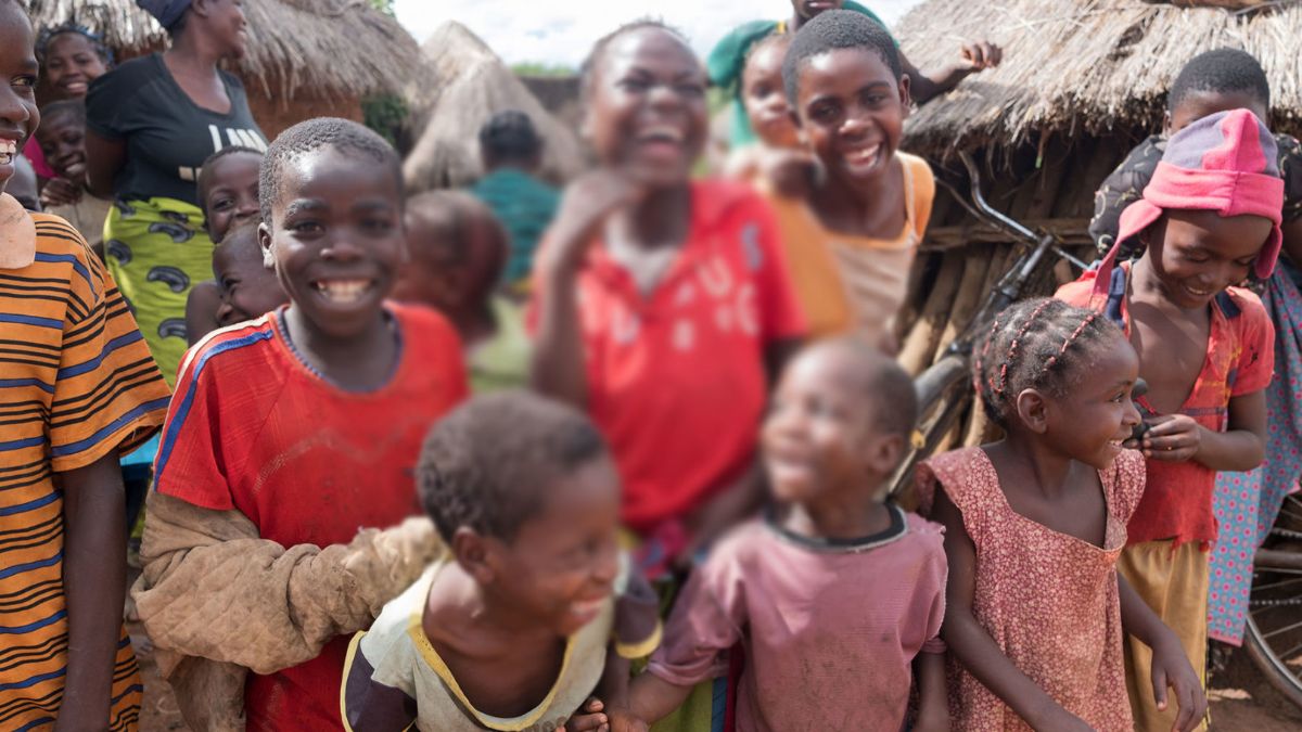 Lächelnde Kinder. Das Bild simuliert altersbedingte Makuladegeneration AMD