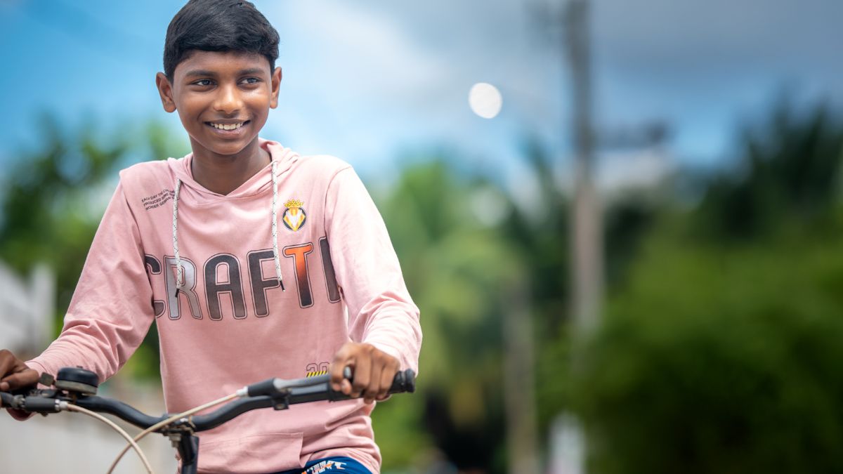 Lächelnder 15-jähriger Junge auf einem Fahrrad