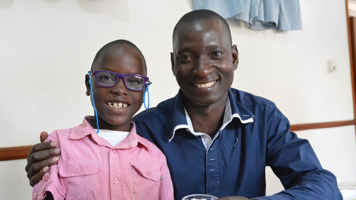 Davis (l.) aus Uganda wurde erfolgreich am Grauen Star operiert. &quot;Jetzt kann ich wieder zur Schule gehen&quot;, ruft er lachend.