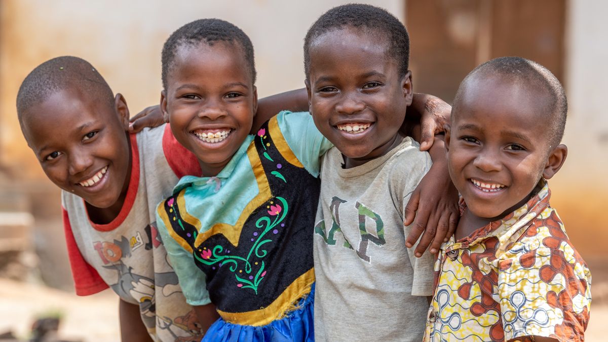 Vier lachende afrikanische Kinder