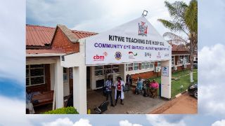 Eingeschossiges Gebäude, an dessen Portal steht: Kitwe Teaching Eye Hospital, zu deutsch: Augenmedizinisches Lehrkrankenhaus