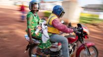 Ein Mann, eine Frau und ein Baby fahren auf einem Motorrad.