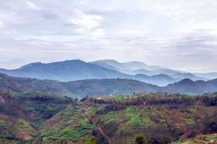 Landschaft mit grünen Hügeln und Bergen