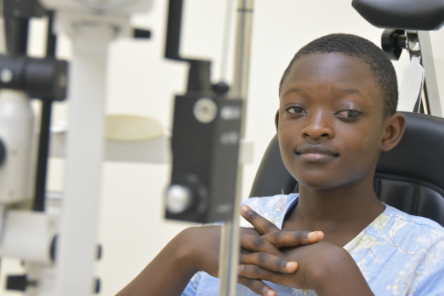 Schon seit Jahren leidet Chiriane (14)unter Grünem Star am linken Auge.  Im CBM-geförderten &quot;Maghrabi Ico Cameroon Eye Institute&quot; in Kamerun wird endlich die richtige Diagnose gestellt.