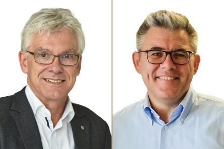 Gruppe von zehn Personen, darunter vier Frauen und sechs Männer.