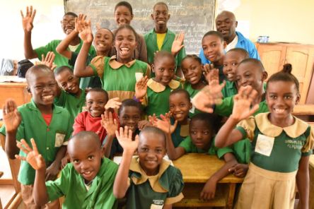 Gruppenbild von afrikanischen Schulkindern im Klassenzimmer 