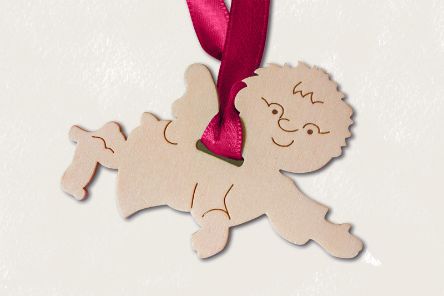 Pinkes Stoffbändchen mit dem Aufdruck www.cbm.de, an dem ein kleiner flacher Holzengel mit Brille hängt