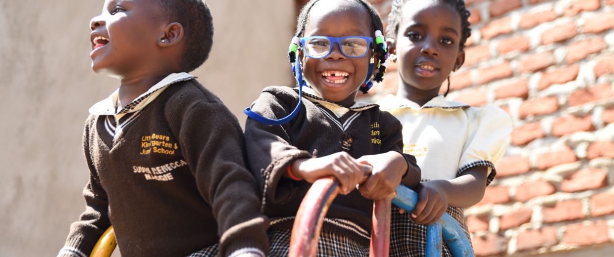 Drei kleine afrikanische Schulkinder