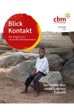 Auf einem Granitfelsen sitzt ein etwa zehnjähriger Junge; Text: Der Graue Star raubt Gabriels Zukunft.
