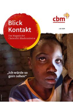 Ein Junge legt seinen Kopf und eine Hand an eine gemauerte Wand. Seine Augen sind nach oben verdreht.