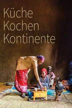 Eine schwarze Frau kocht Kaffee in einer Hütte; ein Mädchen und ein Mann sitzen dabei. Titelschrift: Küche, Kochen, Kontinente