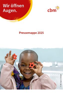 Cover der CBM-Pressemappe: Ein kleines Mädchen hält sich eine Spielzeugblume vors linke Auge und lächelt.