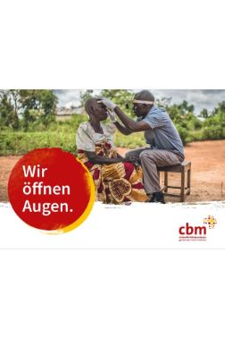 Ein afrikanischer Mann untersucht die Augen einer afrikanischen Frau, Schriftzug &quot;Wir öffnen Augen&quot;