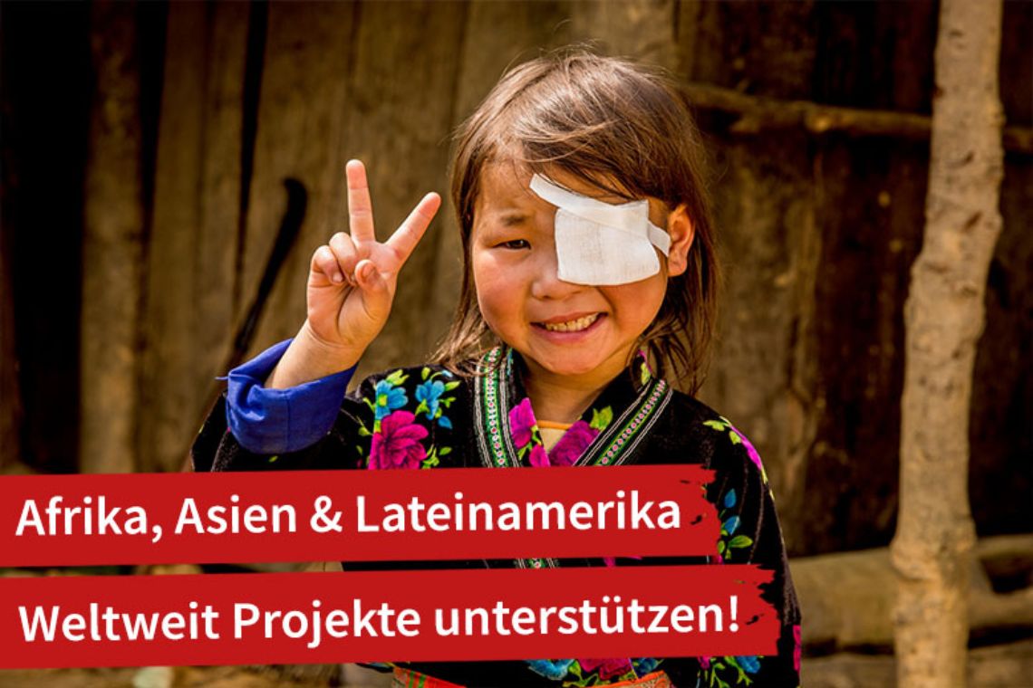 Kind winkt in die Kamera
