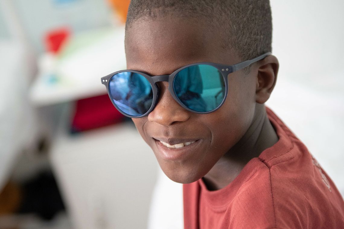 Junge mit Sonnenbrille