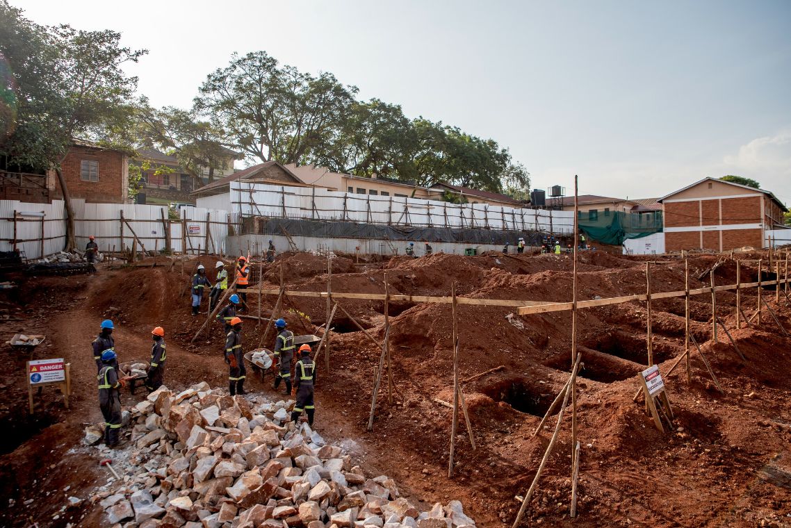 Baustelle mit Bauarbeitern, die Helme tragen
