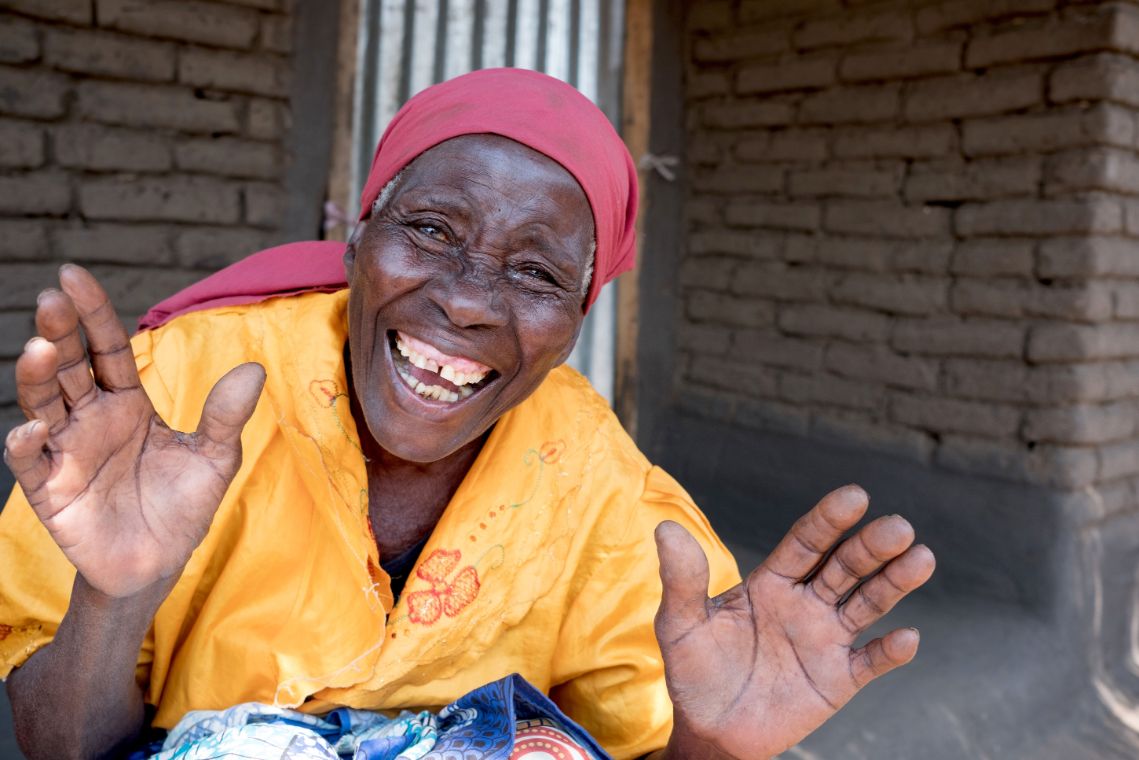 Übers ganz Gesicht strahlenede afrikanische Frau