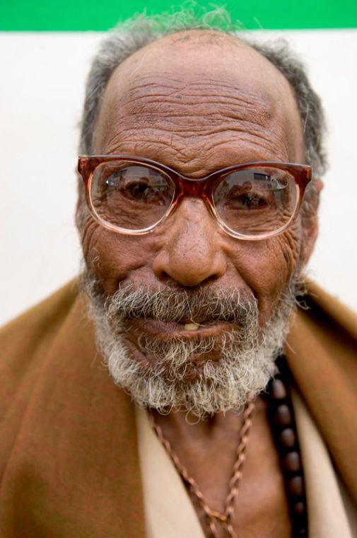 Mann trägt Brille mit nur einem Augenglas