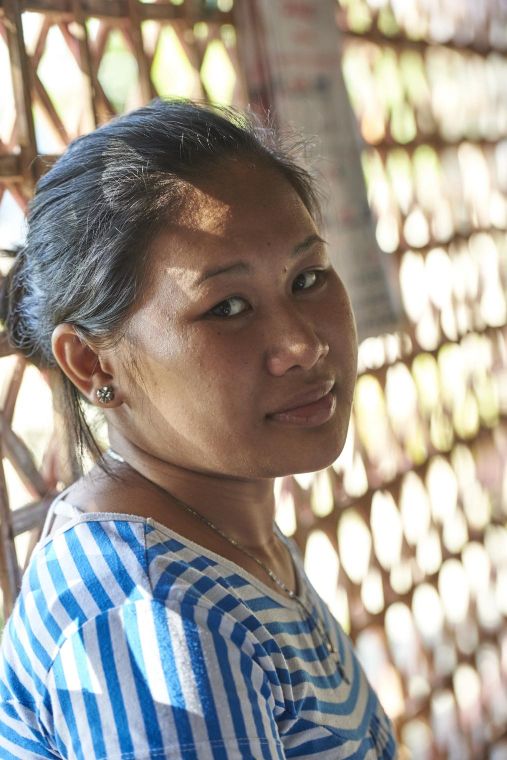 Junge philippinische Frau in einer Hütte