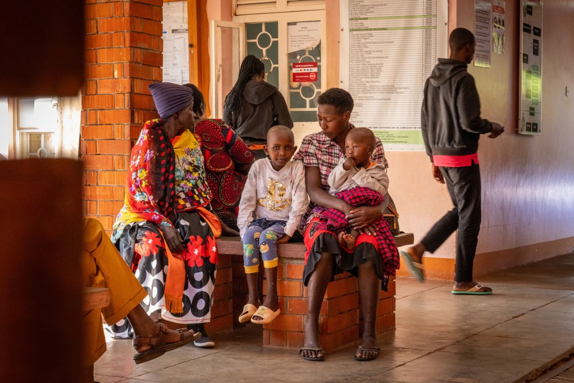 Schon früh am Morgen kommt Faith mit ihrer Mama ins Benedectine Augenkrankenhaus für ihre Graue-Star-Operation. Der Wartebereich ist schon gut gefüllt.