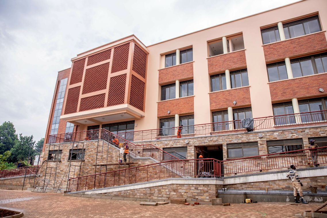 Dreieinhalbgeschossiges Backsteingebäude
