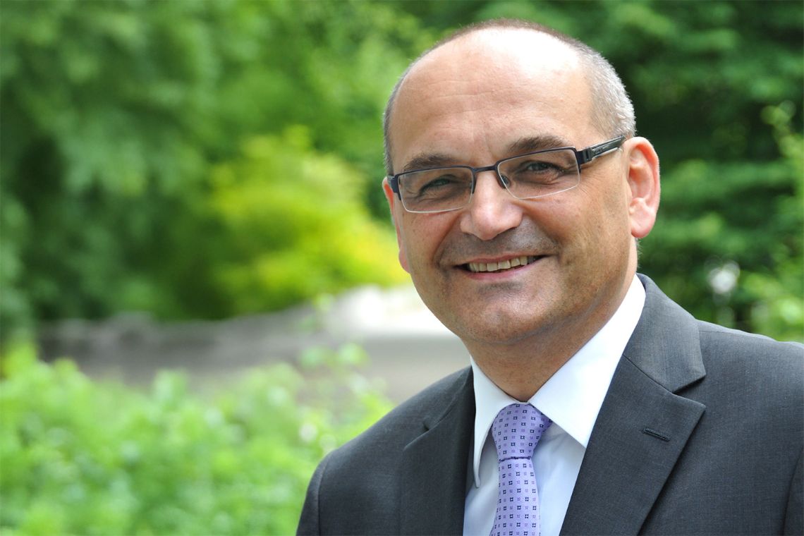 Porträt eines Mannes im Anzug