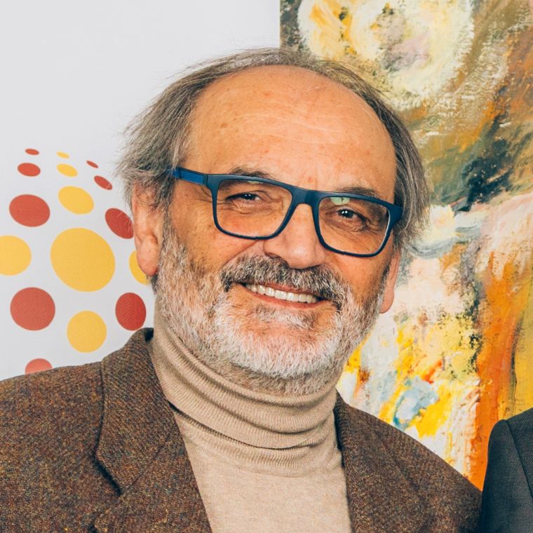 Mann in Tweedjacket und Rollkragenpulli