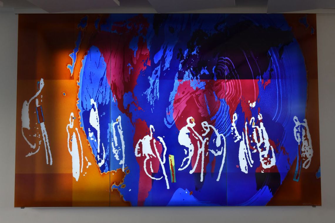 Blau-orange-rotes Glasbild mit weißen Strichzeichnungen von Personen mit und ohne Hilfsmittel.