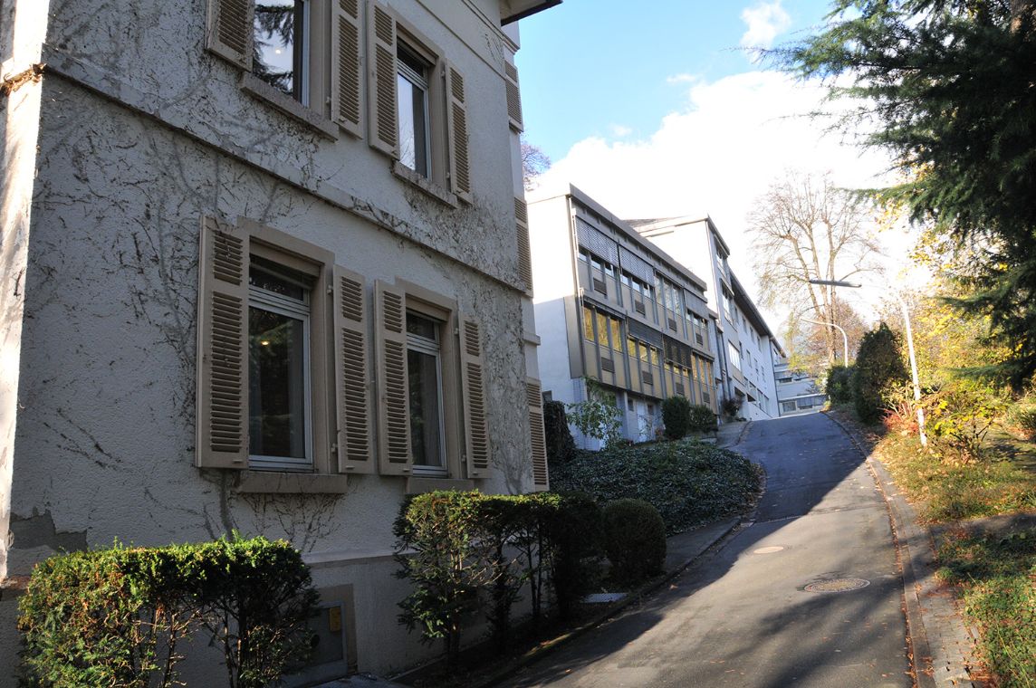 Gebäude an einer steilen Straße