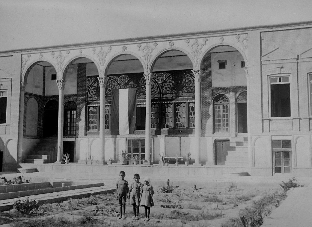 Ein Gebäude mit hohen Rundbögen