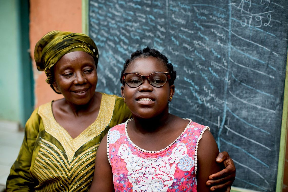 afrikanisches Mädchen mit Kapuzenpulli im Klassenzimmer