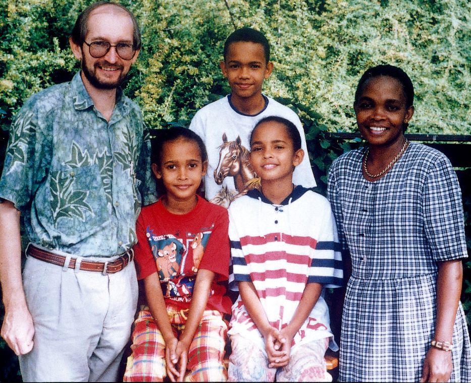 Familienfoto: ein Mann, eine Frau, ein Junge in Teenageralter und zwei kleine Mädchen