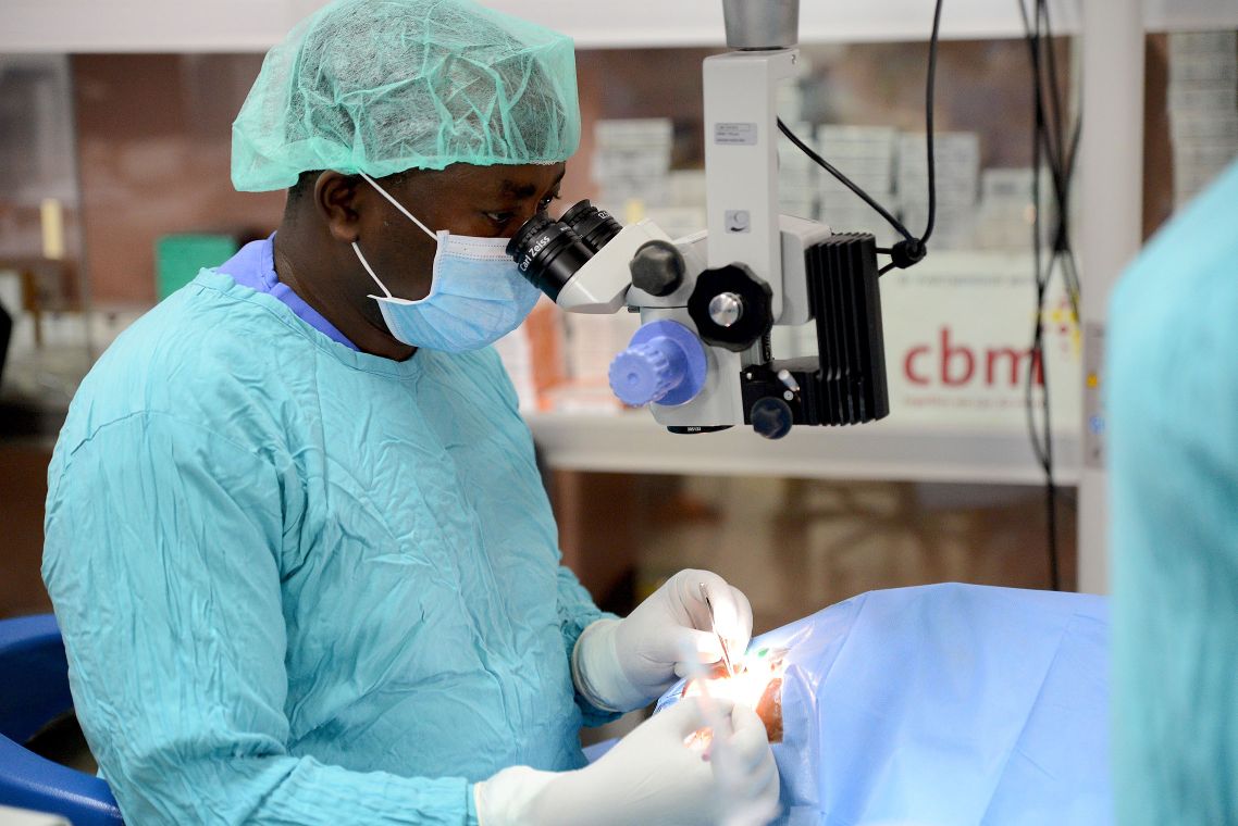 Afrikanischer Arzt nimmt Operation am Grauen Star vor