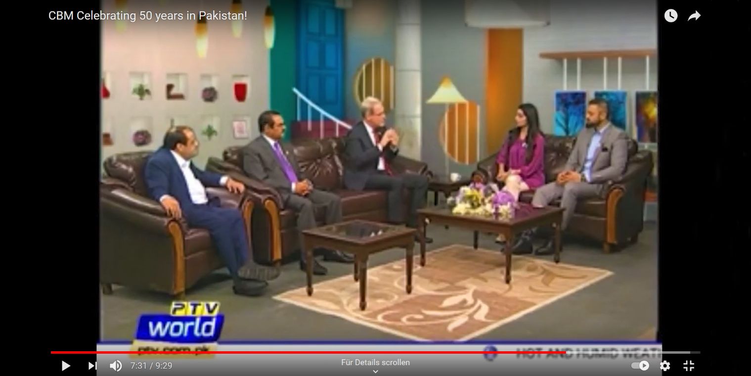 Fünf Männer und eine Frau auf einer Sitzgruppe unterhalten sich in einem Fernsehstudio