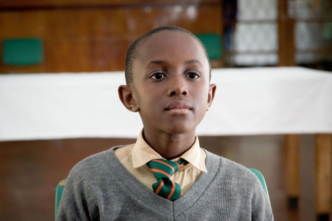 Afrikanischer Junge in Schuluniform