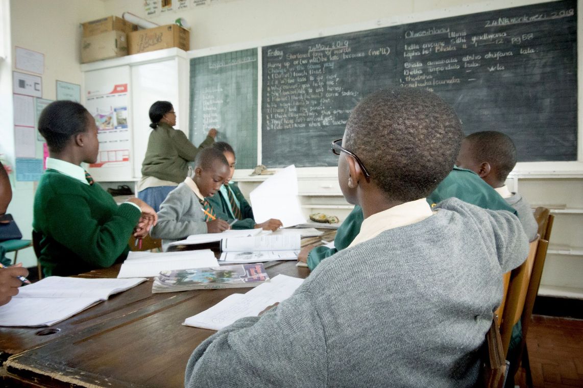 Afrikanischer Junge mit Brille im Klassenzimmer