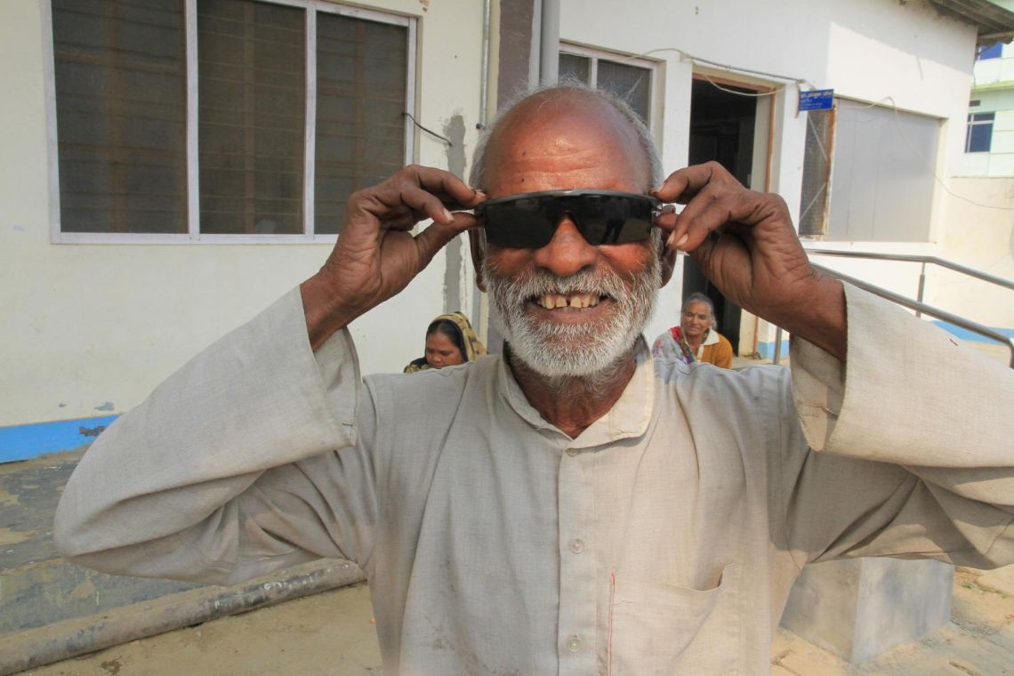 Lachender älterer Mann mit Sonnenbrille