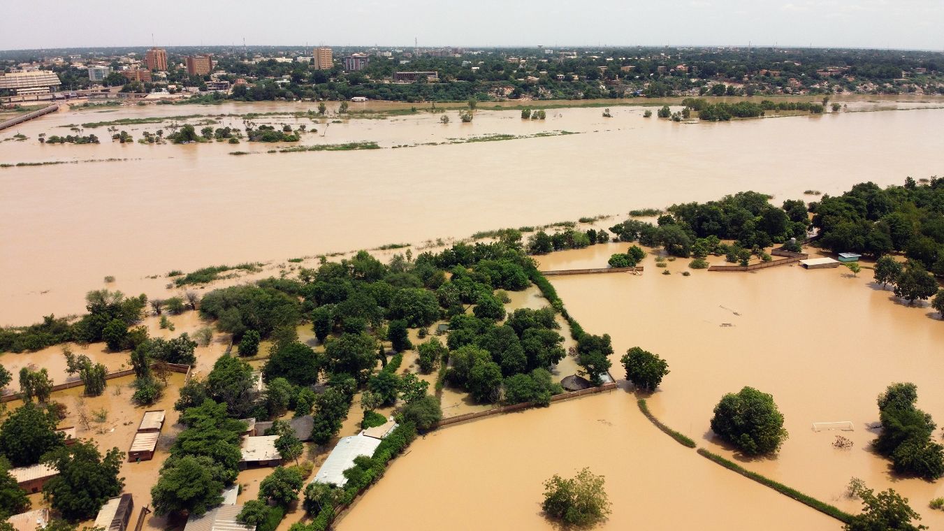 Lufftbild einer überschwemmten ländlichen und städtischen Landschaft