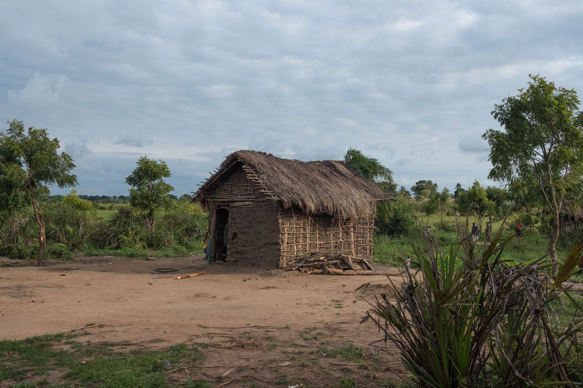 Eine einfache Lehmhütte in einem tansanischen Dorf.