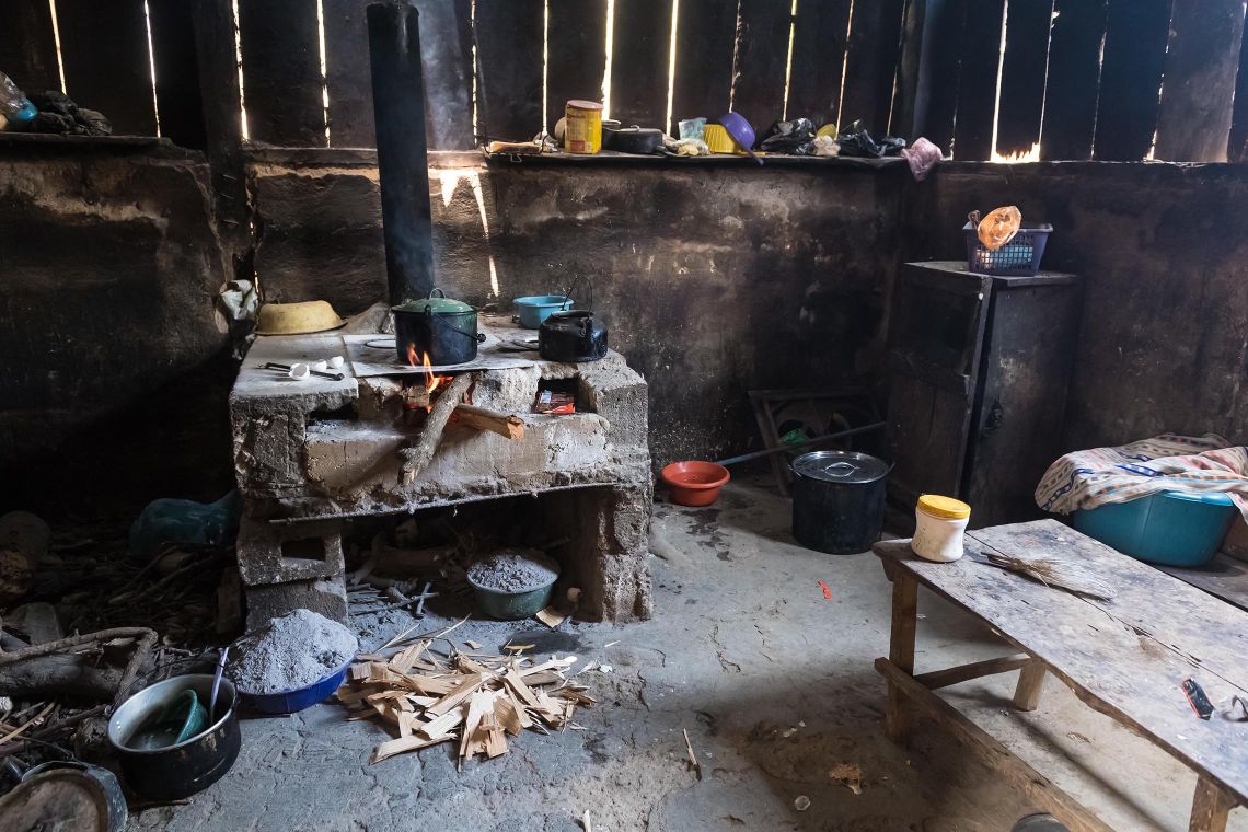 Eine Feuerstelle in einer einfachen Hütte in Guatemala