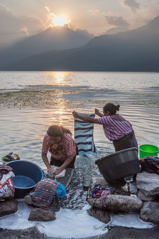 Frauen waschen Wäsche an einem See in Guatemala.