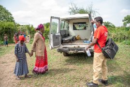 Mulunesh und ihre Mutter steigen Hand in Hand in das Auto des CBM-Mitarbeiters.