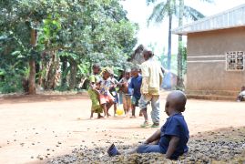 Kleiner afrikanischer Junge mit weiß schimmernden Pupillen