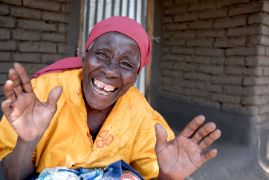 Übers ganz Gesicht strahlenede afrikanische Frau