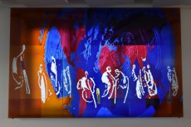 Blau-orange-rotes Glasbild mit weißen Strichzeichnungen von Personen mit und ohne Hilfsmittel.