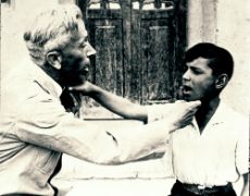 Ein Mann und ein Junge halten ihre Hand jeweils an den Hals des anderen